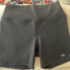 Alo Yoga biker shorts 5 inches